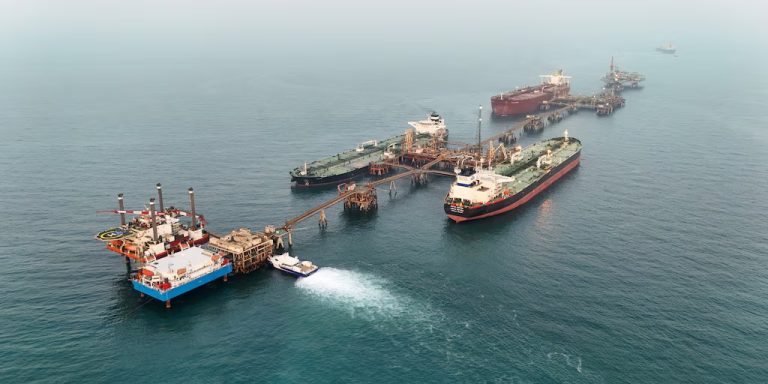 Cierre de Ormuz dispara el precio del petróleo