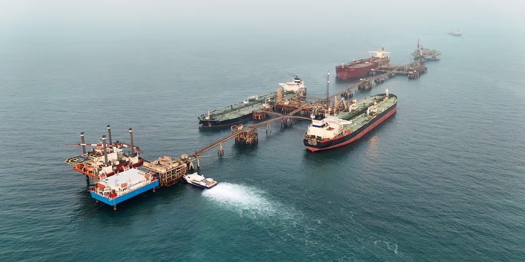 Cierre de Ormuz dispara el precio del petróleo