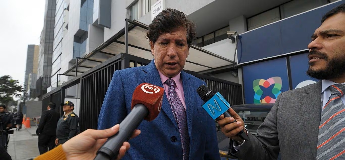 Jurista Iván Noguera publica libro manual de derecho penal