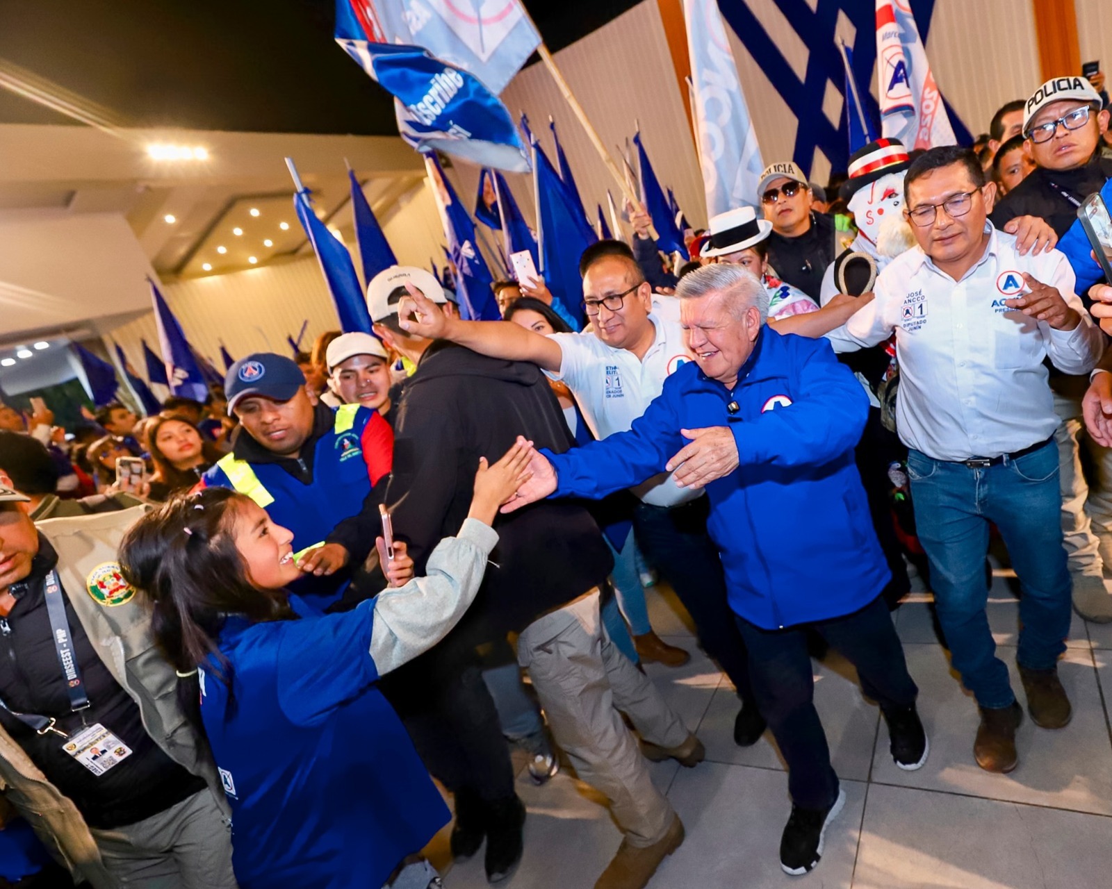 César Acuña promete saldar deuda histórica  con FF. AA. y PNP