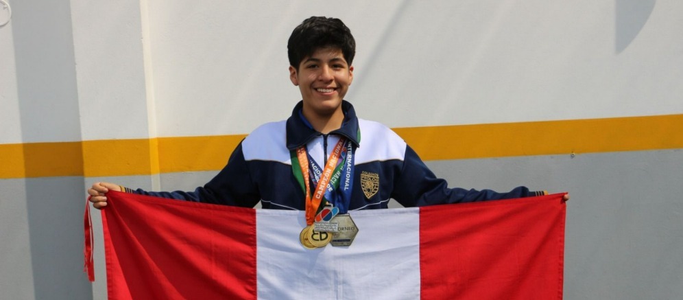 Estudiante logra beca tras ganar olimpiadas de matemáticas en Australia