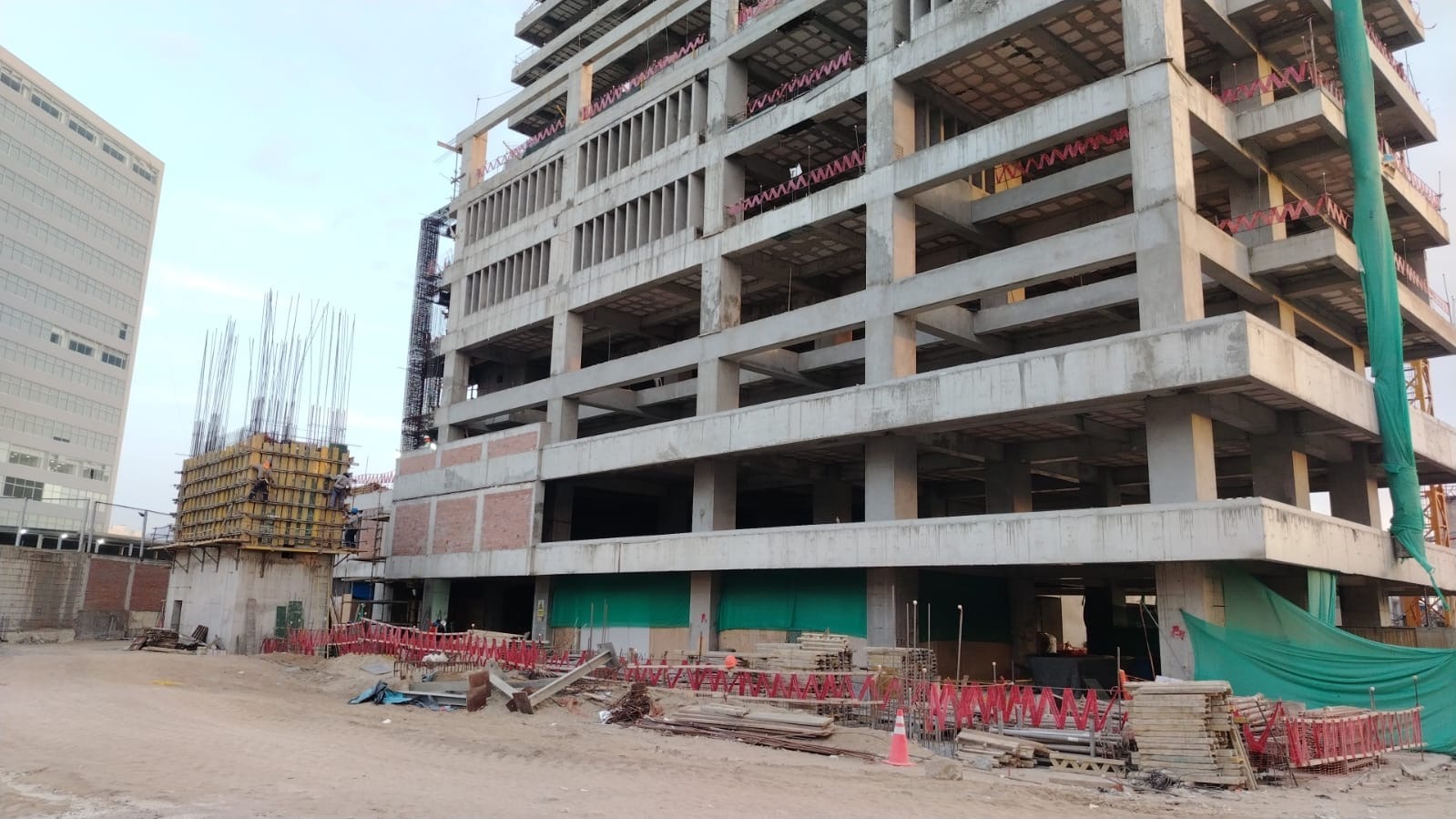Nueva sede del Gobierno Regional de La Libertad avanza con trabajos activos en múltiples frentes de construcción