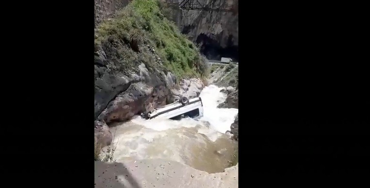 Minivan cae al río en San Mateo tras choque con camioneta en puente Infiernillo