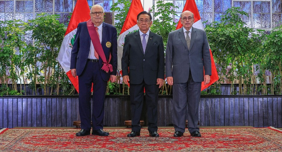 Julio Velarde es condecorado por su labor al mando del BCRP