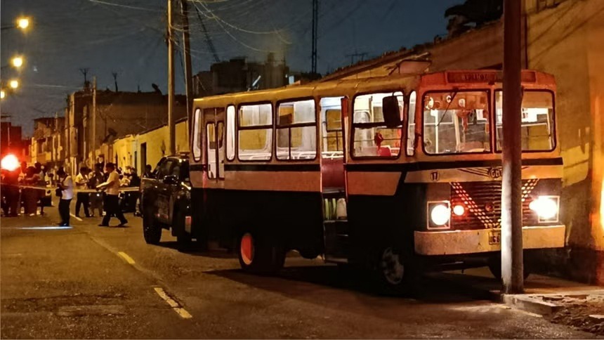 Asesinan a chofer de 70 años y a pasajera