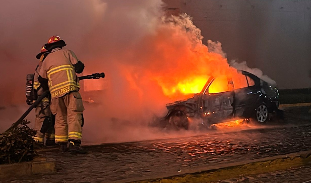 Auto se incendió en plena Bajada Balta