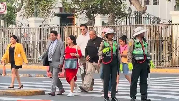 Congresista Raúl Doroteo es cuestionado por uso de agente policial para fines personales