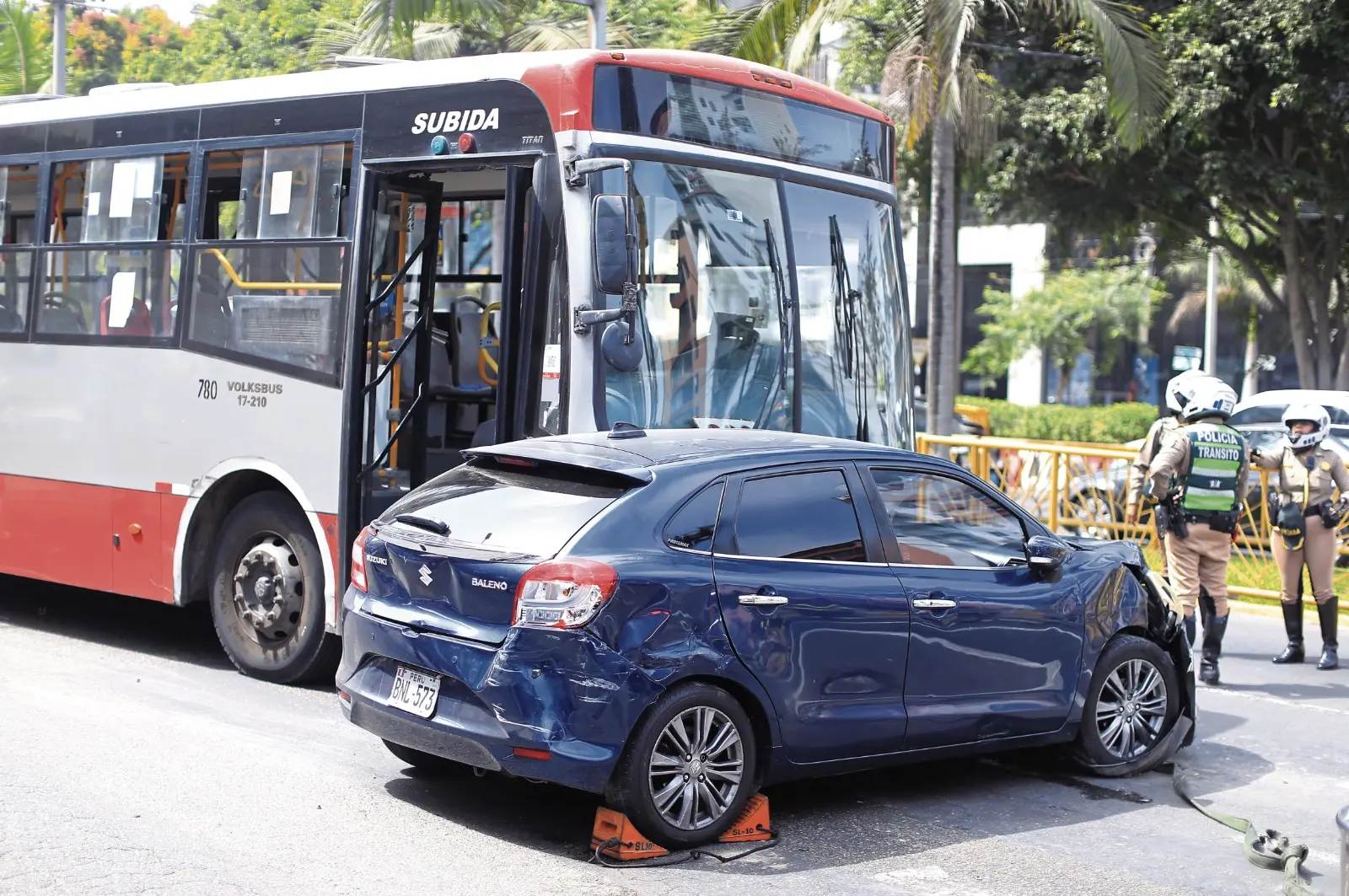 Corredor Rojo sin frenos choca y deja dos heridos