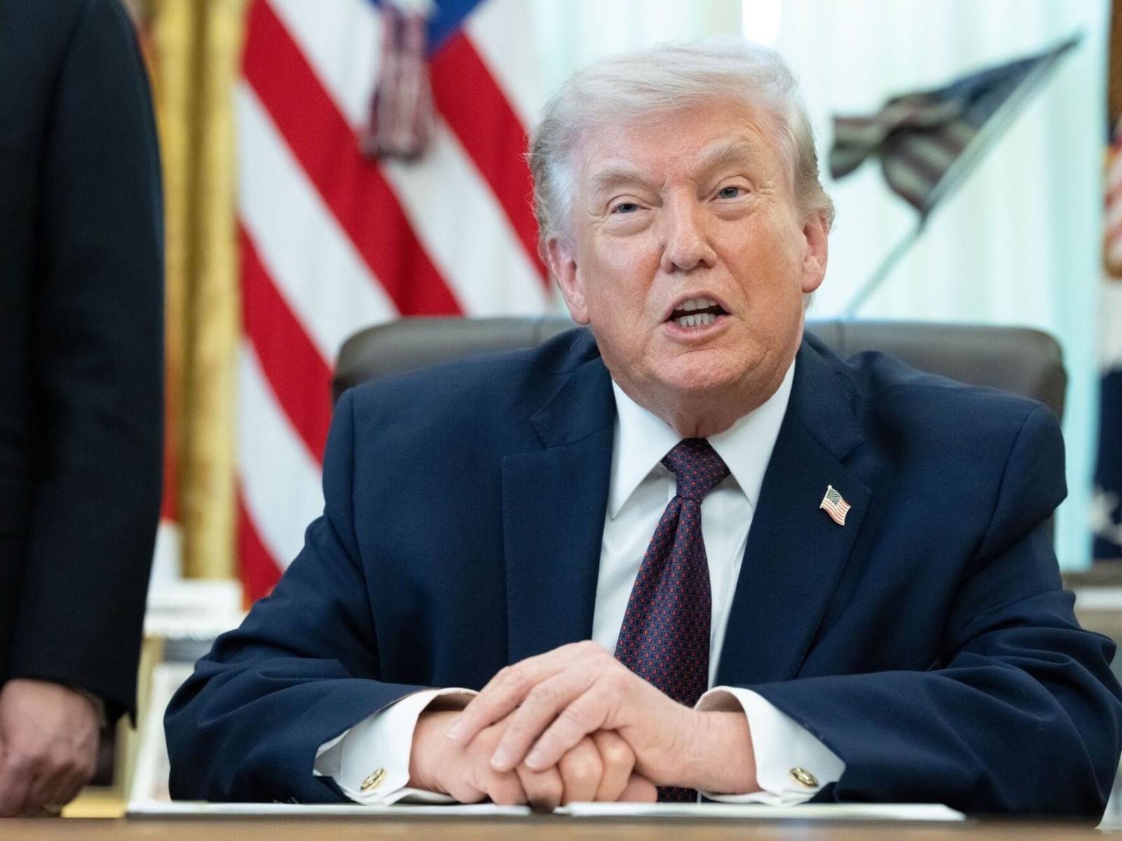 EE.UU. rescata con vida al piloto de avión derribado en Irán