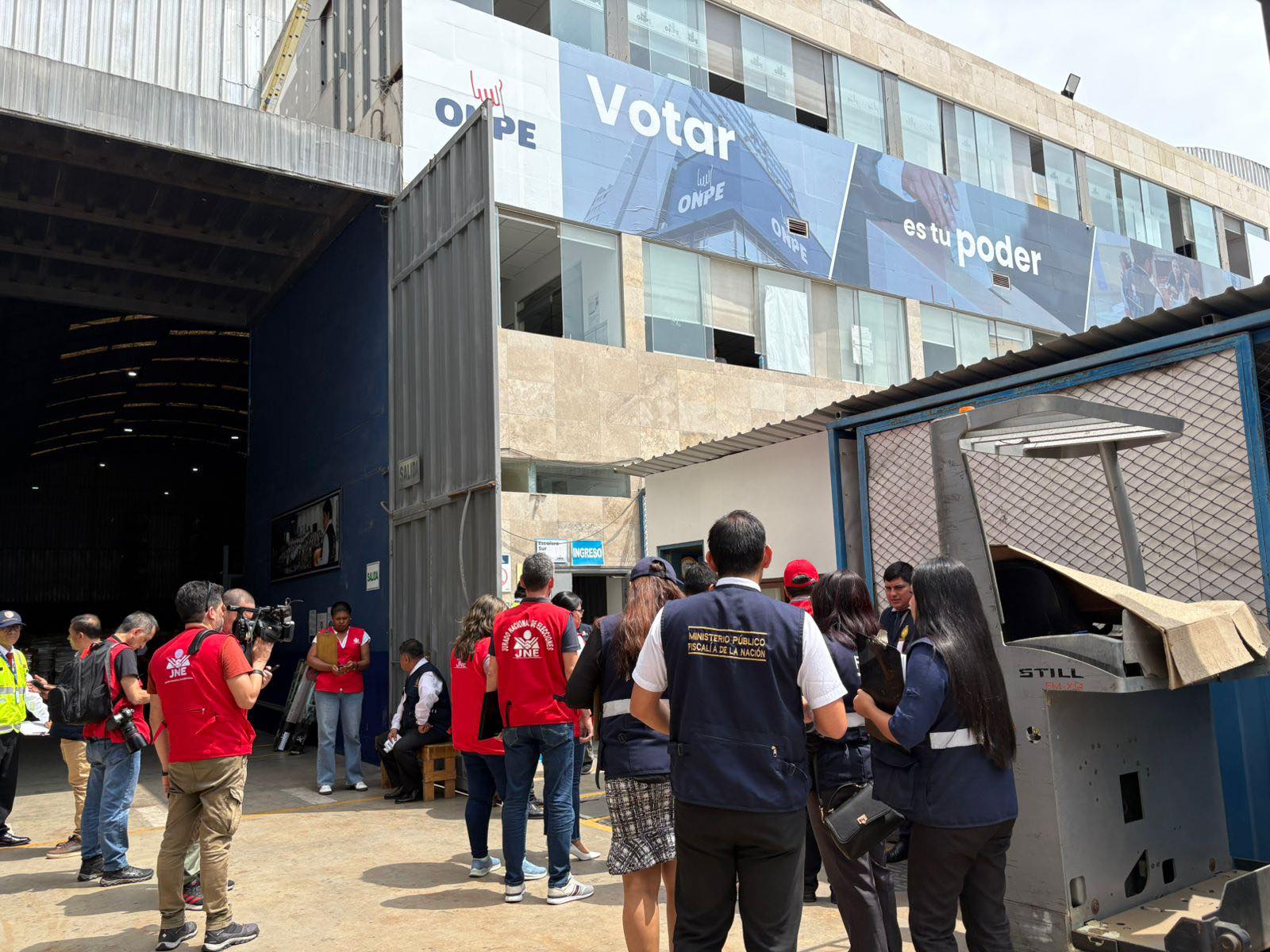 Fiscalía y PNP allanan almacén de la ONPE