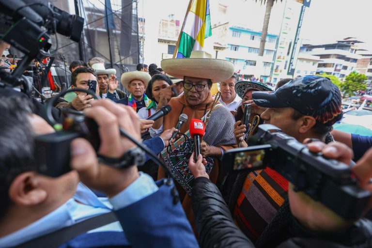 Le lanzan basura, huevos y orines a Roberto Sánchez