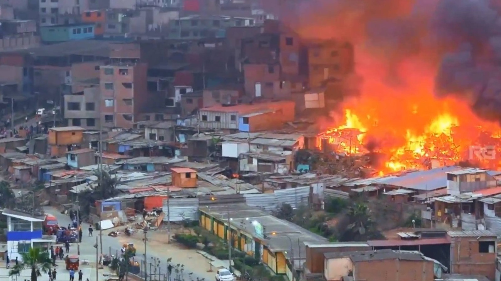 Incendio consume 25 viviendas en Huaral