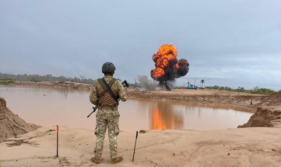 Las FF.AA. destruyen equipos de minería ilegal