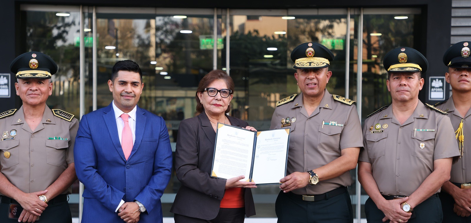 Minedu entrega a la Escuela Superior Técnico-Profesional PNP de Tarapoto la resolución que reconoce su adecuación a la ley