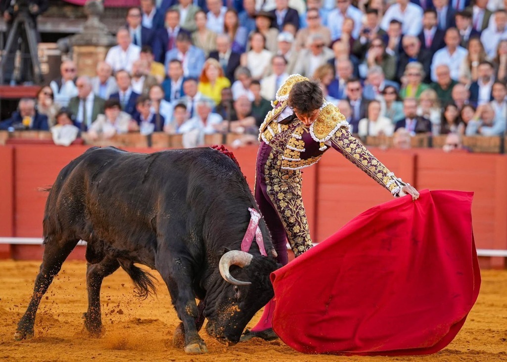 Sevilla: Resurrección de Morante y palco mezquino con Roca Rey