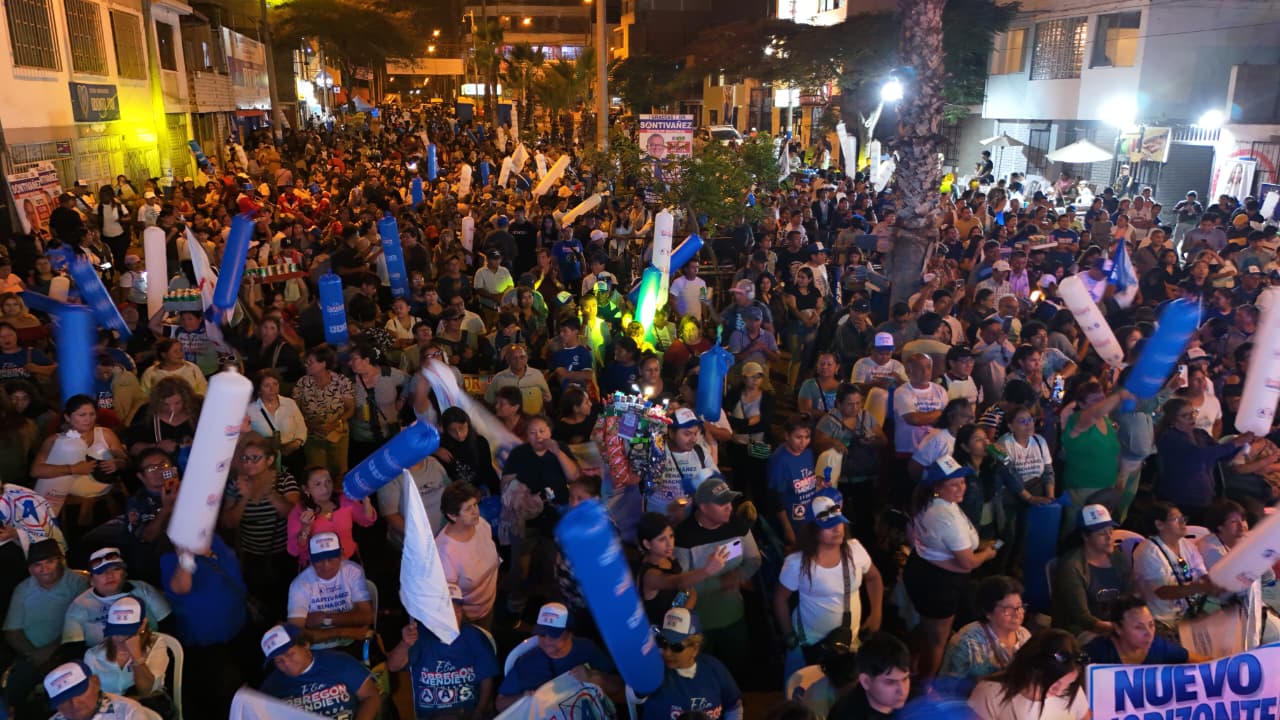Apoteósico cierre de campaña de Juan José Santivañez en Huánuco con lleno total