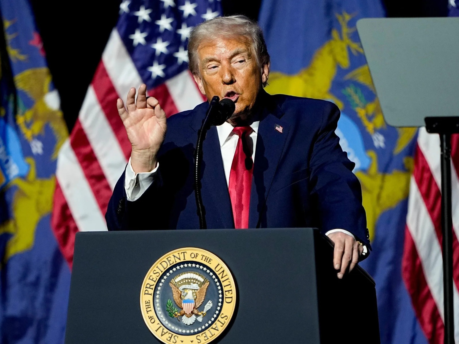 Trump ordena a Marina de EEUU destruir todas las lanchas iraníes que coloquen minas en Ormuz