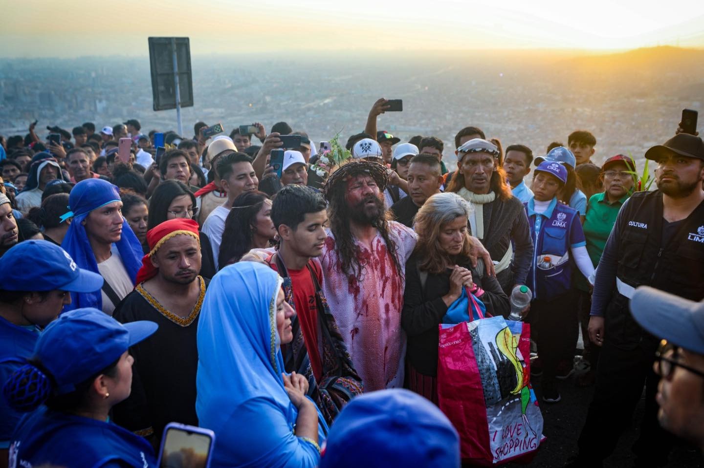 Miles participaron en el Vía Crucis en Cerro San Cristóbal