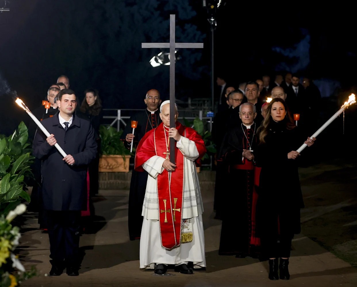 León XIV preside Viacrucis en el Coliseo de Roma