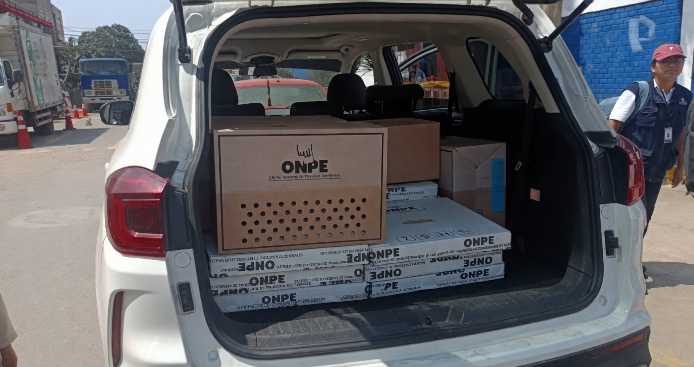 Taxistas de la calle trasladaron material