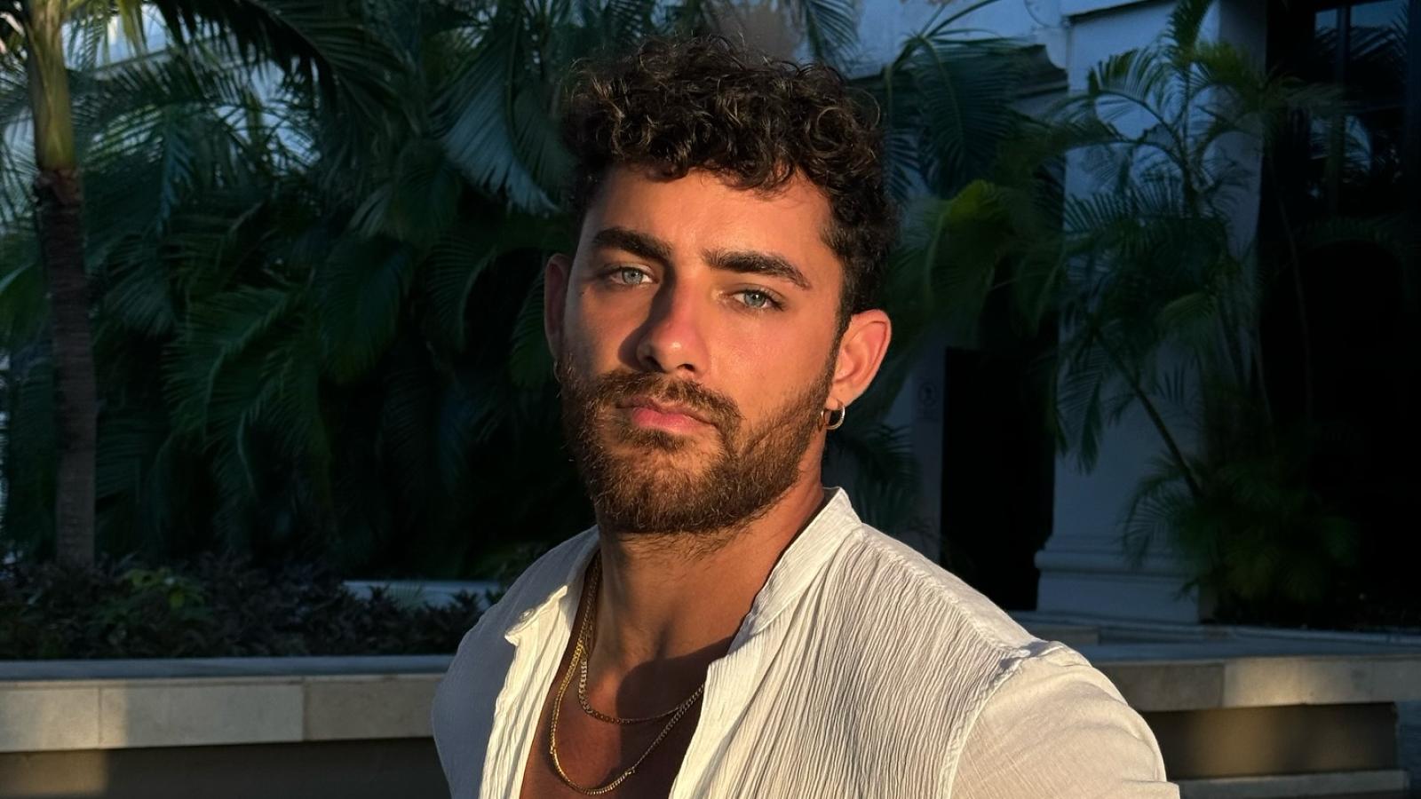 Austin Palao besa a modelo panameña