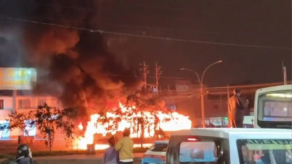 Bus del Corredor Morado se incendia en SJL
