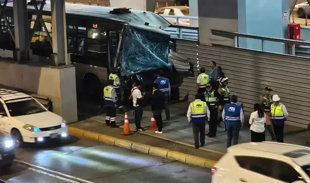 Bus del Metropolitano se estrelló contra la baranda de seguridad