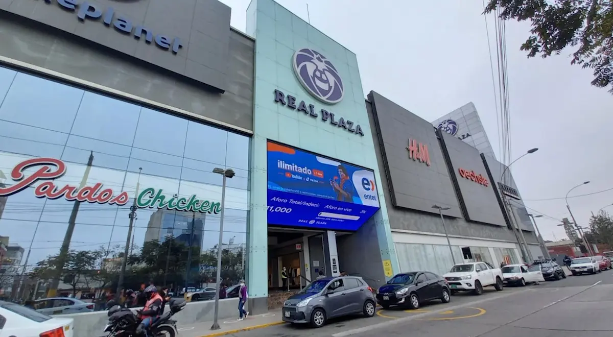 Caen vidrios de la fachada en Real Plaza Primavera