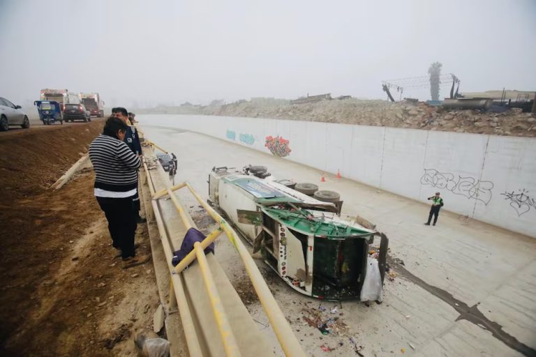 Camión de basura cae a quebrada y deja un muerto