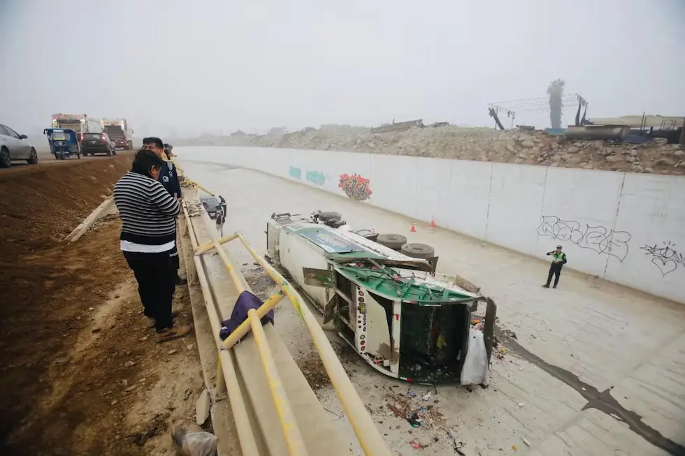 Camión de basura cae a quebrada y deja un muerto
