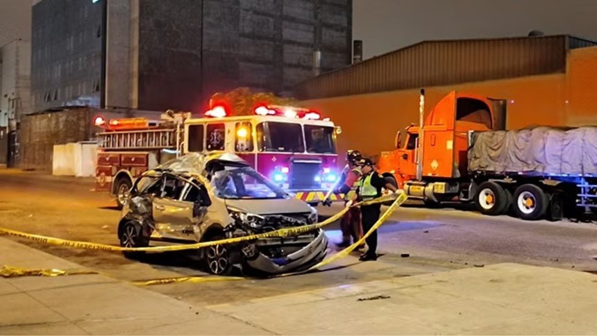 SJM: Dos muertos y 3 heridos por choque de carro contra tráiler