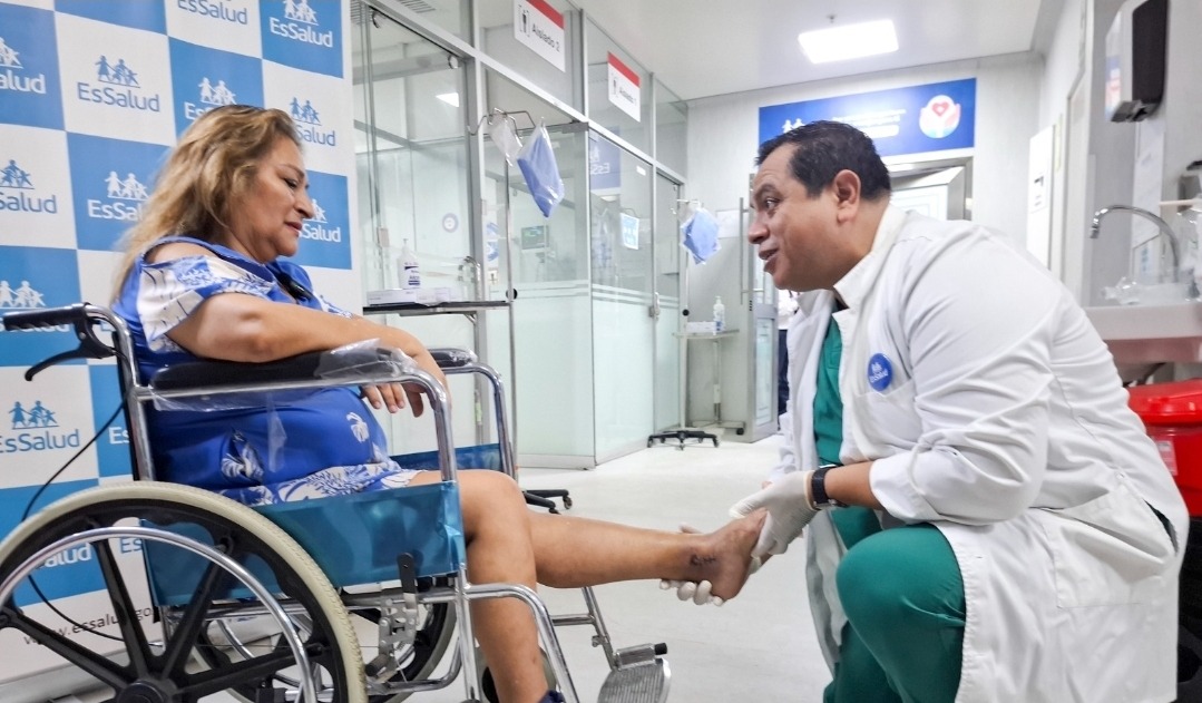 Médicos de EsSalud reconstruyen tobillo y ligamentos de paciente con placa anatómica de titanio
