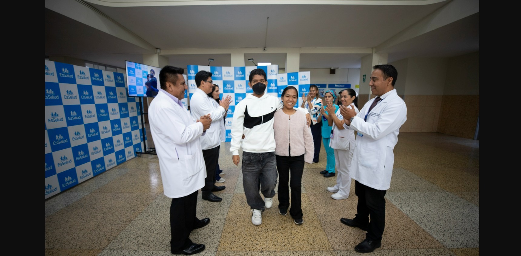 ¡Amor de madre! Donan su riñón para que médicos de EsSalud salven la vida de sus hijos