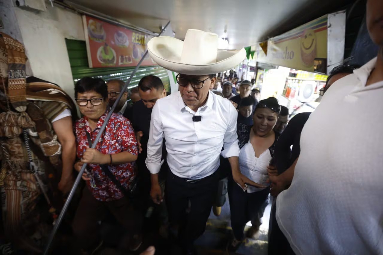 Alumnos de San Marcos  botan a Roberto Sánchez  de campus universitario