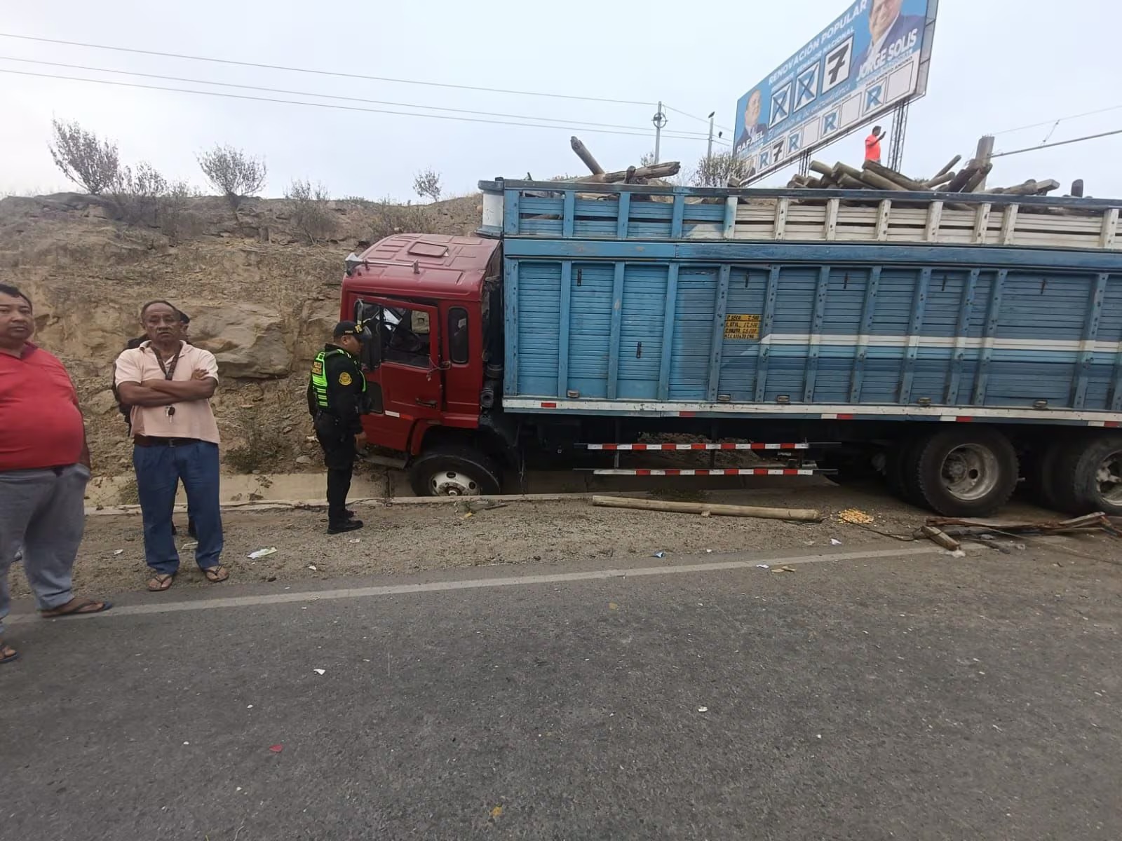 Piura: Dos muertos y más de veinte heridos deja choque de bus y camión