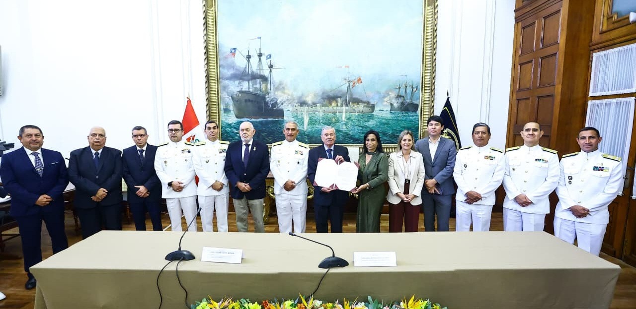 Fernando Rospigliosi firma autógrafa que declara de interés nacional construcción de dique seco pospanamax en el Callao
