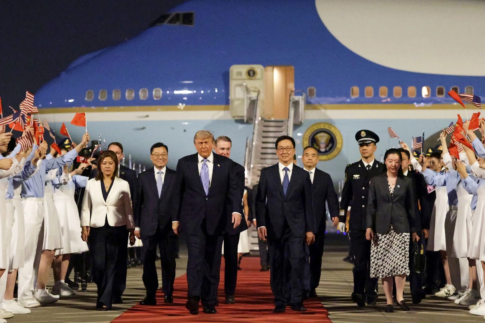 Trump llega a China en histórica visita