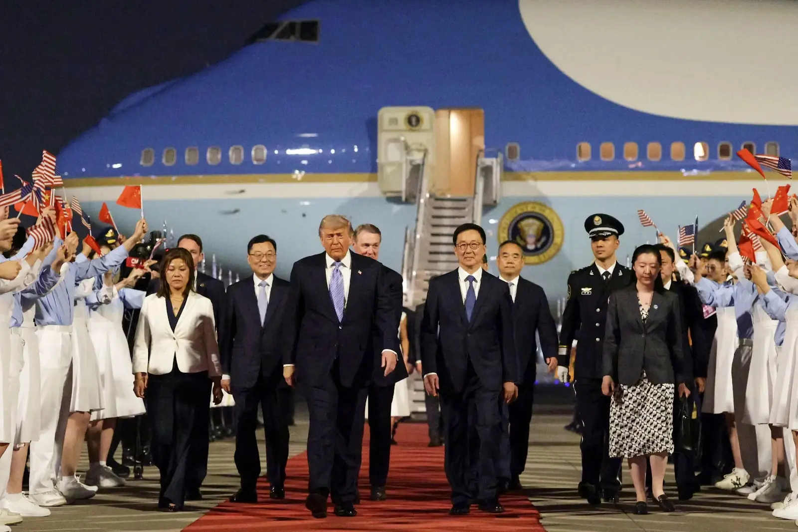 Trump llega a China en histórica visita