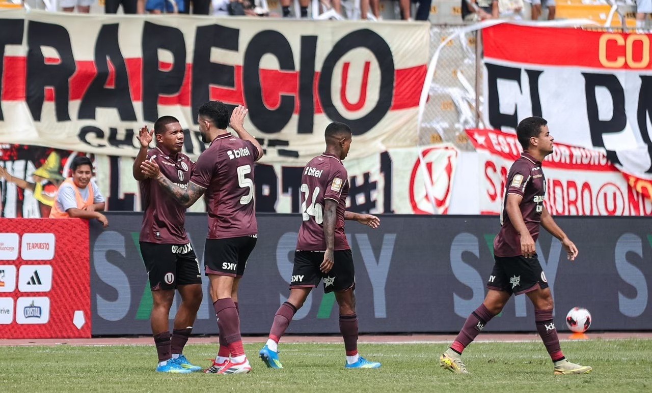 Universitario aplastó a Juan Pablo II