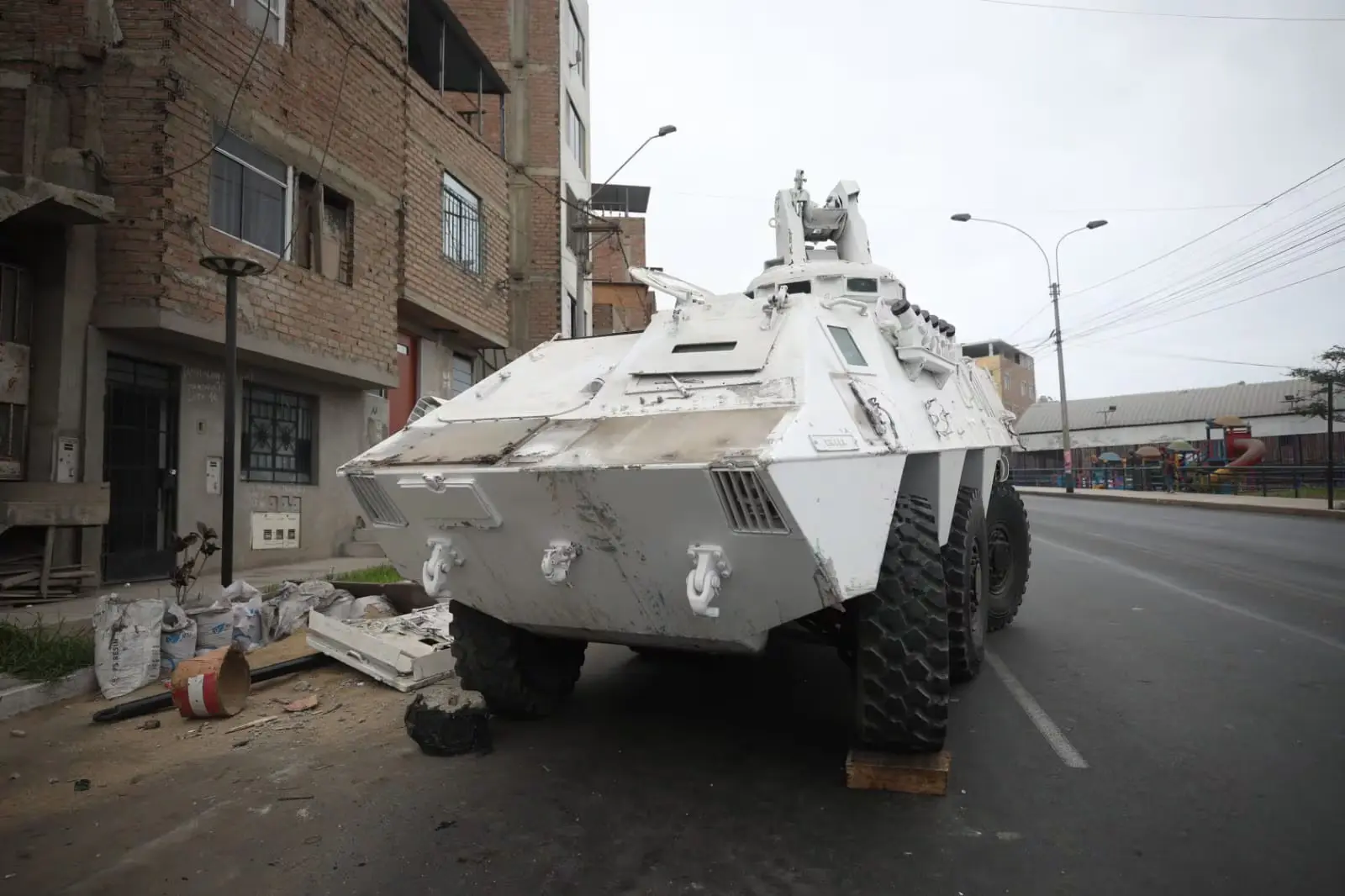 Vehículo blindado de la ONU chocó autos y postes