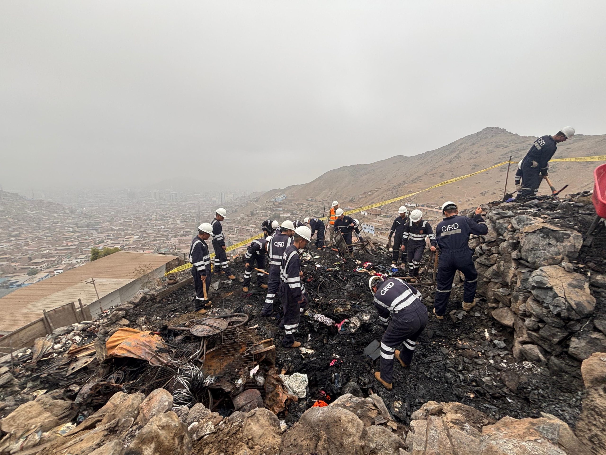 Independencia: Militares ayudan en las labores de remoción y busqueda de heridos tras incendio