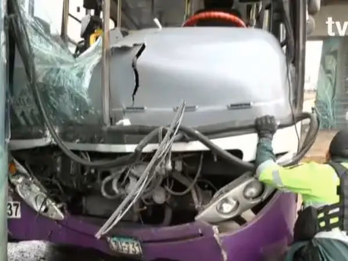 Bus del Corredor Morado se estrella contra estación del Metro de Lima y deja 9 heridos