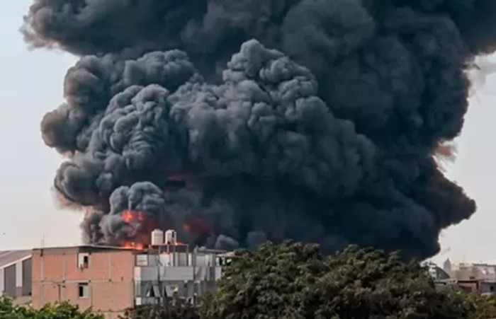 Incendio de gran magnitud consume fábrica en Ate y genera alarma entre vecinos