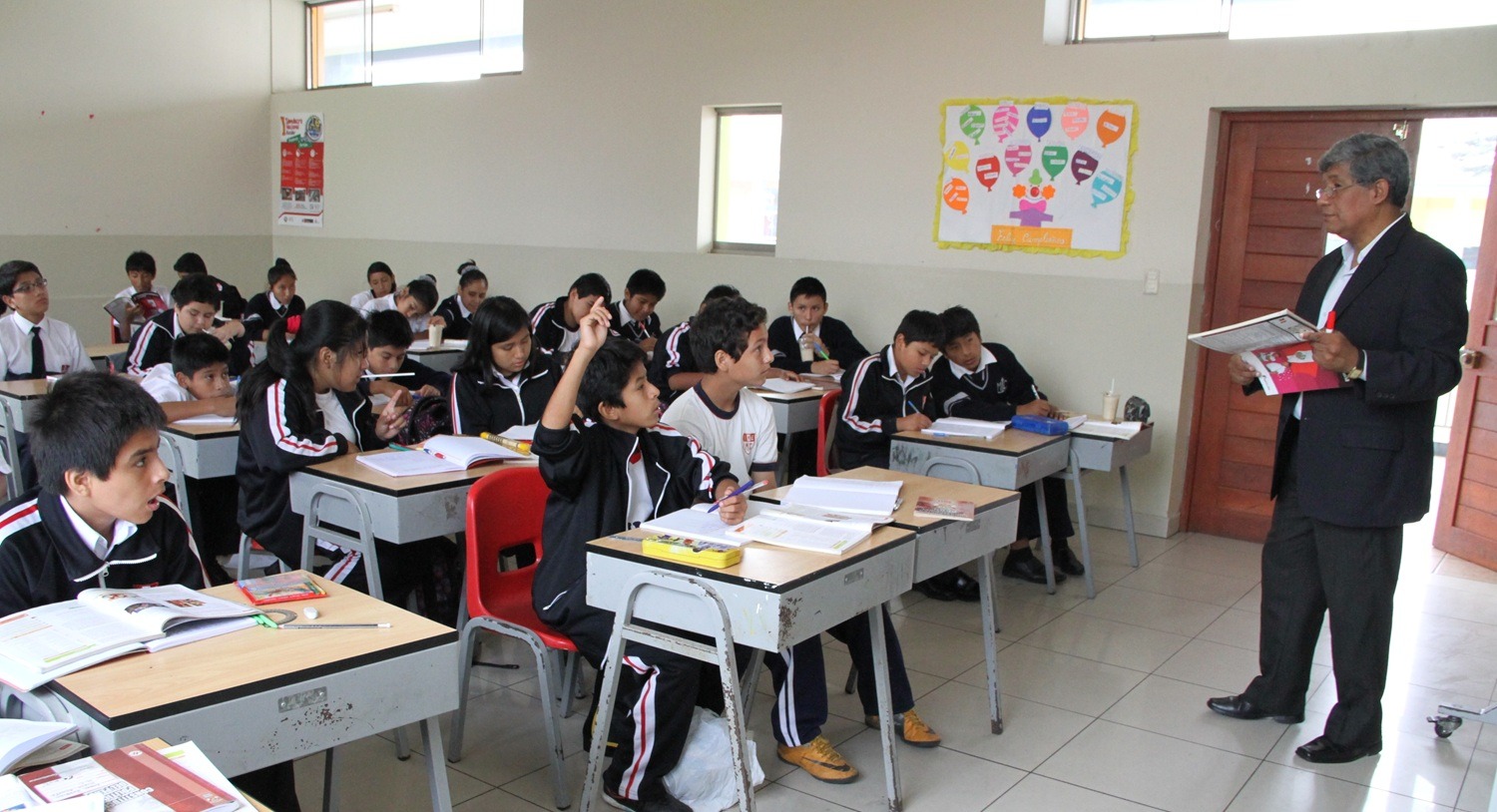 Más de 10 mil colegios reanudaron clases este martes tras ser sedes de votación