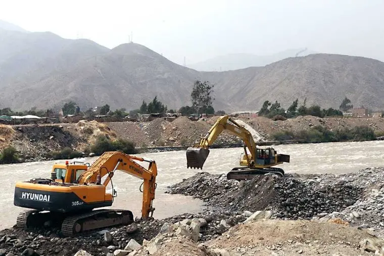 Descolmatan el río Rímac ante riesgo del fenómeno El Niño en Lima