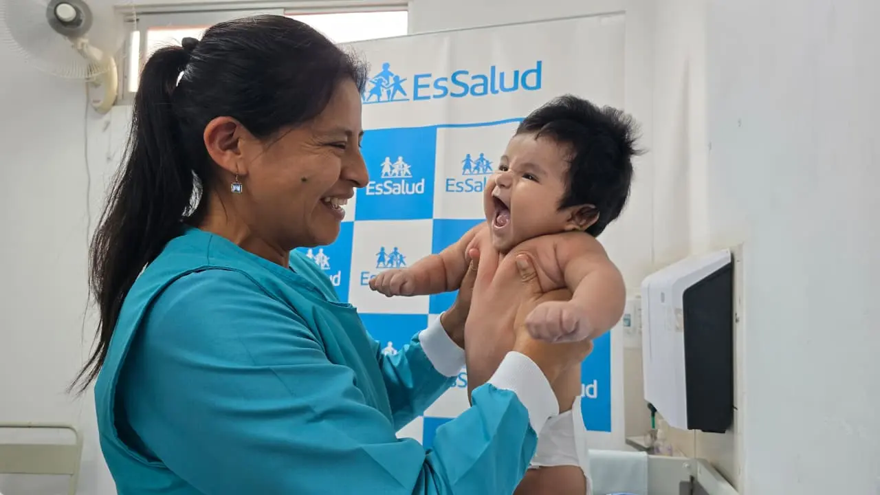 Nace bebé gigante con más de 6 kg en hospital de EsSalud