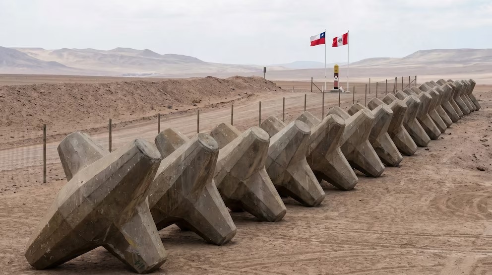 Chile instala tetrápodos de 16 toneladas en frontera con Perú