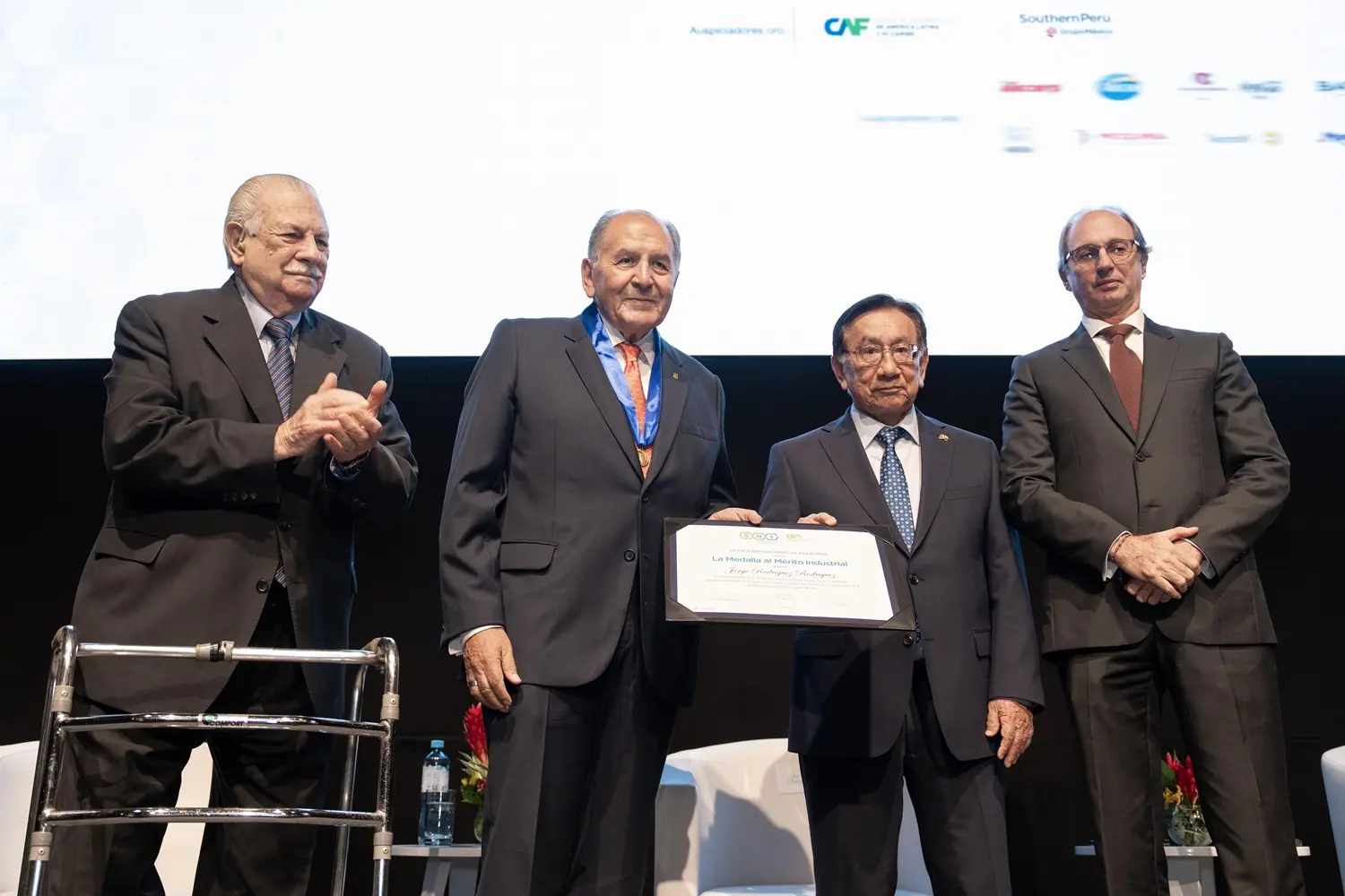 En sus 130 aniversario, la SNI entrega Medalla al Mérito Industrial a Jorge Rodríguez Rodríguez, fundador del Grupo Gloria