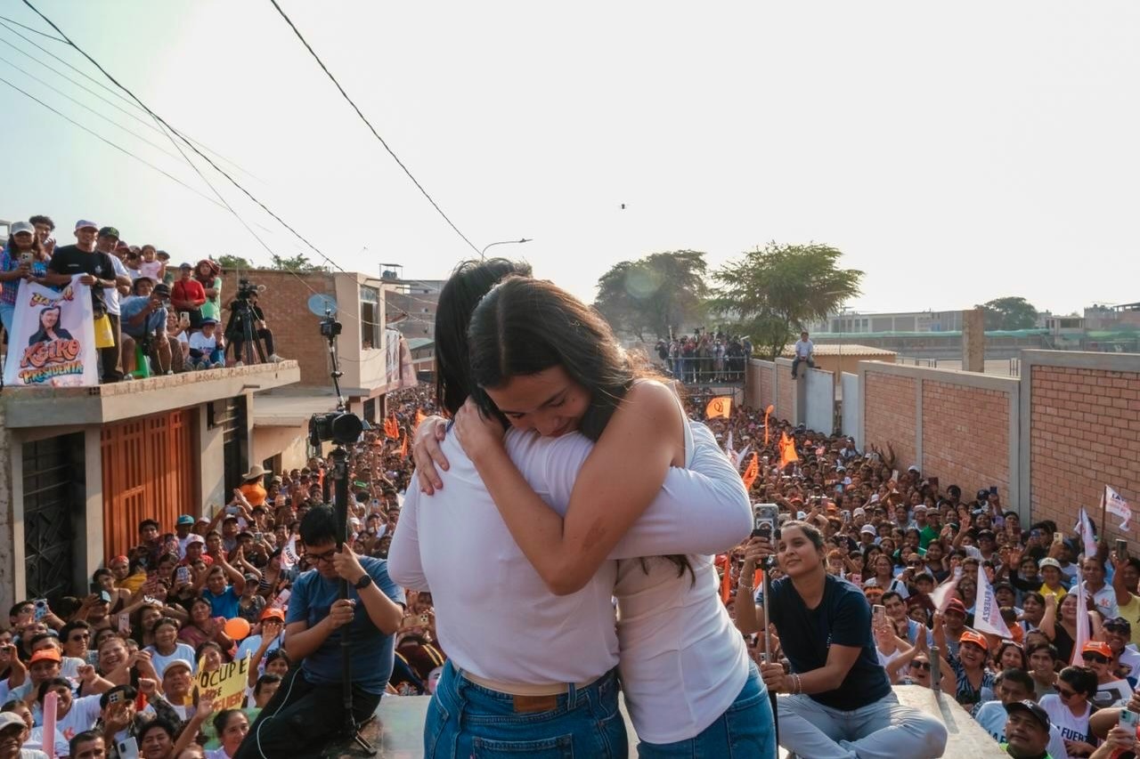 Keiko Fujimori protagoniza emotivo cierre de campaña junto a su hija Kaori