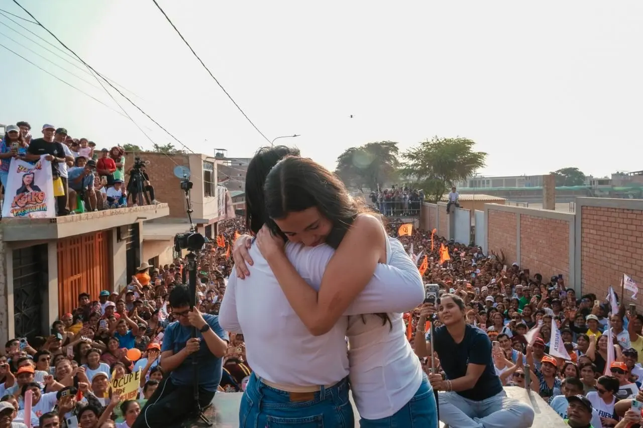 Keiko Fujimori protagoniza emotivo cierre de campaña junto a su hija Kaori